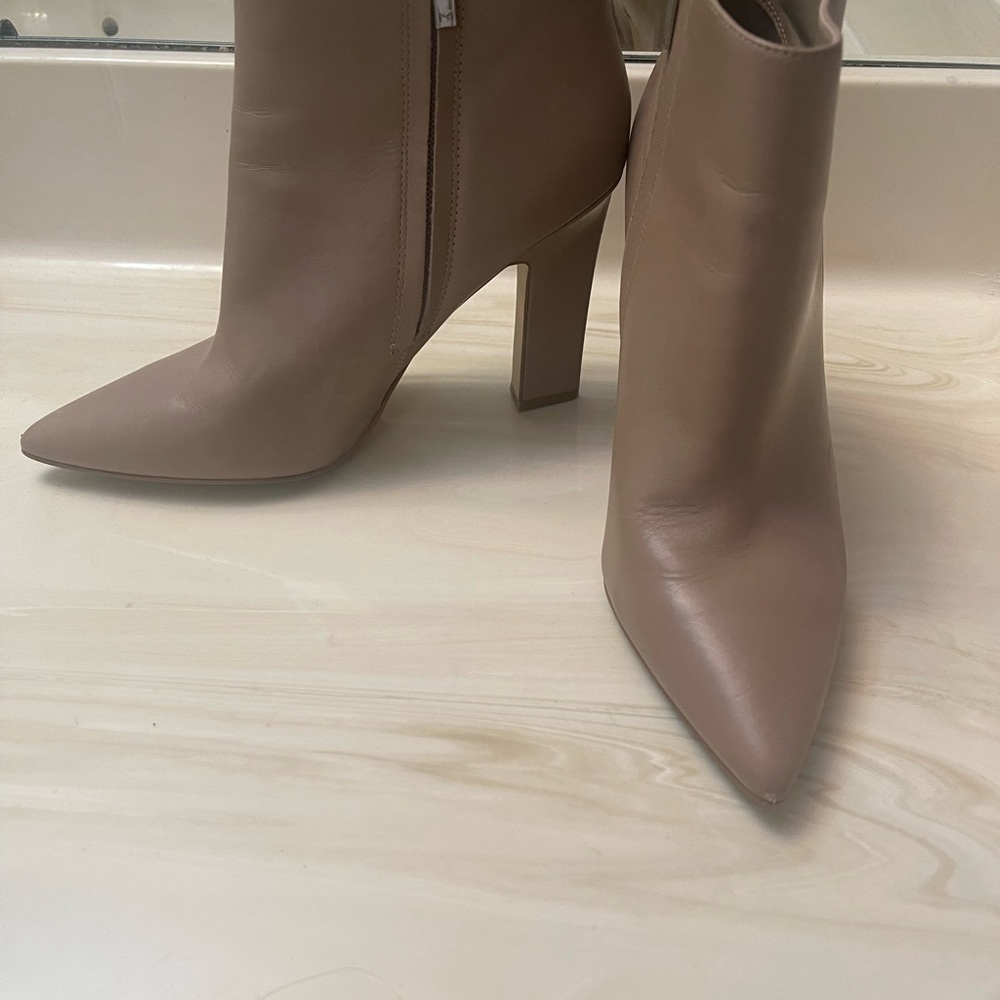 Marc Fisher leather bootie Size 8.